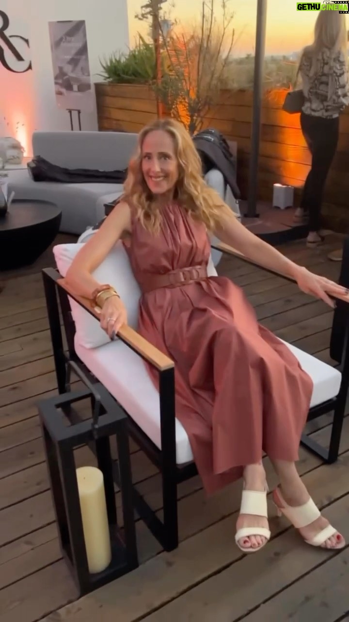 Kim Raver Instagram - This week I was able to meet the incredible @mariasharapova and view her beautifully designed Maria Collection from @roveconcepts. She and I discussed the power of women branching out into many different avenues and the exciting new paths! ✨ Every piece is stunning...I fell in love with the Maria Couch and I can’t wait to get my hands on it 😍 Congrats to Maria and #RoveConcepts for this exciting collection! #RefinedLuxuryLiving Link in bio for more information!
