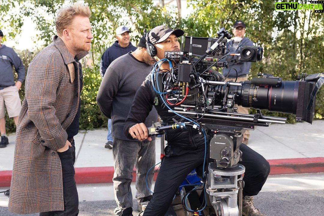 Kim Raver Instagram - The #GreysAnatomy two-part event continues tonight!! Directed by the incredible @therealkmckidd, you won’t want to miss this AMAZING episode. Tune in at 9/8c only on ABC!