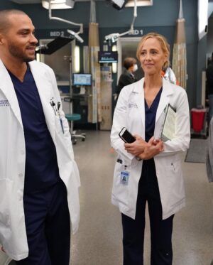 Kim Raver Instagram - Get ready! ONLY 2 weeks away from the midseason premiere of @greysabc. Some Thursday throw back #BTS photos from over the years until we are back on February 23rd. Can’t come soon enough! #TBT