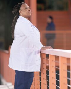 Kim Raver Instagram - What an incredible experience to be part of Shondaland and have the opportunity to direct the amazing #GreysAnatomy cast with an incredible crew. The look on Bailey’s face here sums it up for me… looking ahead with pride, hope, and excitement for what lies ahead. Thank you all for the love and support. See you tonight! xo Kim