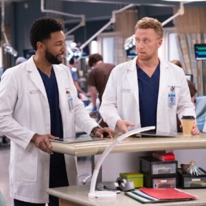 Kim Raver Instagram - I had the incredible pleasure of directing the most spectacular actors on tonight’s episode of #GreysAnatomy! Tune in tonight at 9/8c on ABC.