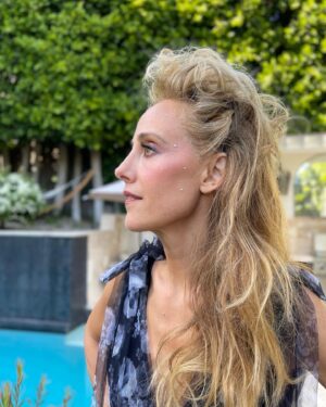 Kim Raver Instagram - Last week I had the pleasure of attending the Queen Charlotte: A Bridgerton Story premiere and got a sneak peek at the show…and wow, just wow! It’s beautiful, breathtaking, and simply incredible. #IndiaAmarteifio, @coreymylchreest, @arsemathomas, @goldarosheuvel, and the rest of the cast are just magical on screen…plus it’s always amazing seeing strong, powerful, and beautiful women of color front and center in Hollywood! Congratulations @shondarhimes on a spectacular new expansion of the #Bridgerton world!