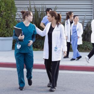 Kim Raver Instagram - I had the incredible pleasure of directing the most spectacular actors on tonight’s episode of #GreysAnatomy! Tune in tonight at 9/8c on ABC.