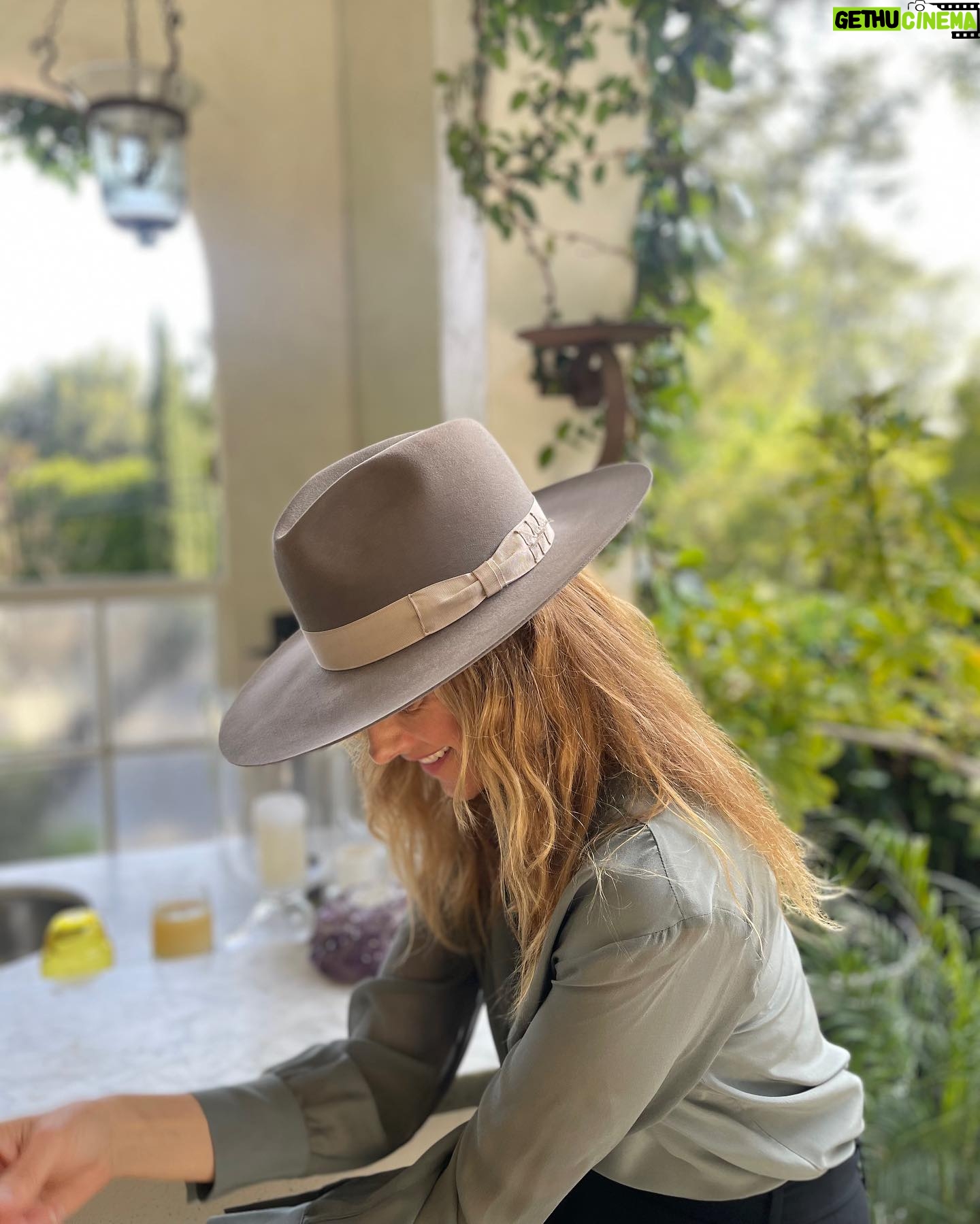 Kim Raver Instagram - After wearing my lucky hat every day while directing #GreysAnatomy episode 1911, I decided I would treat myself to a new incredibly crafted hat by the wonderful company @worthandworth. I found this store while walking around NYC because it looked like an art gallery so I decided to walk in and have a look. I watched them handcraft their hats which are indeed works of art! Hats off to Cathy for all your help! π #FashionFriday