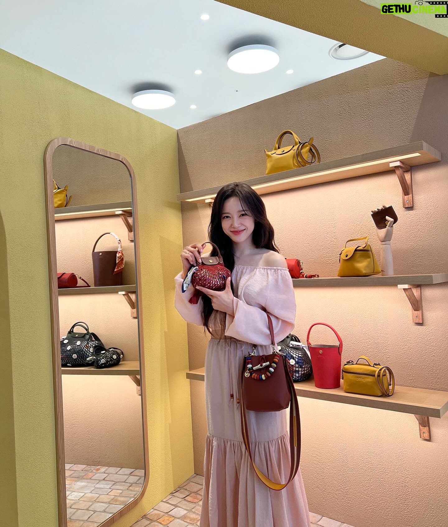 Kim Se-jeong Instagram - 롱샴 SS24 컬렉션 팝업스토어 로 피크닉 오세요🧡 @longchamp #Longchamp #롱샴 #롱샴팝업스토어 #롱샴SS24컬렉션