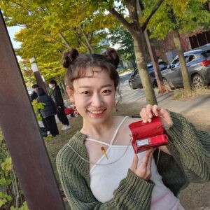 Kim Seul-ki Instagram - 해피의 가방엔 뭐가 들었을까요? 

#별똥별 #신인가수 #해피  #특별출연
슬기의 가방이 아닌 해피의 가방입니다:D