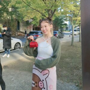 Kim Seul-ki Instagram - 해피의 가방엔 뭐가 들었을까요? 

#별똥별 #신인가수 #해피  #특별출연
슬기의 가방이 아닌 해피의 가방입니다:D