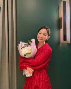Kim Seul-ki Instagram - 2011년 snl의 첫 시작과 함께했고 2023년이 되었습니다 여전히 뜨겁게 환영해 주셔서 진심으로 감사합니다⚘⚘ 우리 또 열심히 살아봐요 새해 복 많이 받으세요❤ #쿠팡플레이 #snl #2023