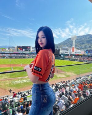 Kim So-hee Instagram - 한화팀이 나 승리요정 시켜주셨어…❤️🧡