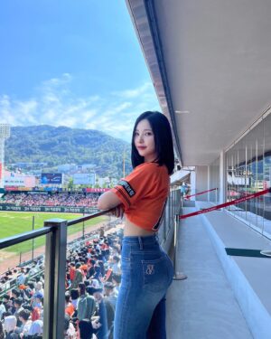 Kim So-hee Instagram - 한화팀이 나 승리요정 시켜주셨어…❤️🧡