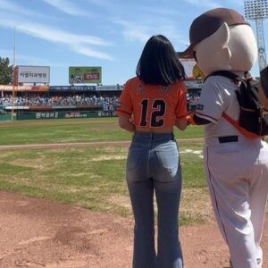 Kim So-hee Instagram - 한화팀이 나 승리요정 시켜주셨어…❤️🧡