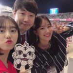 Kim So-hye Instagram – 첫 축구 관전 ⚽️
대한민국 국가대표 짱짱👍💕 #멋진경기#멋진선수분들 #멋진배라버니 #예쁜시은언니 #배라버니가 선물해준 #유니폼 #뒤엔PengD#짱좋아