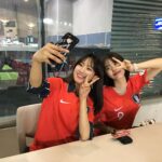 Kim So-hye Instagram – 첫 축구 관전 ⚽️
대한민국 국가대표 짱짱👍💕 #멋진경기#멋진선수분들 #멋진배라버니 #예쁜시은언니 #배라버니가 선물해준 #유니폼 #뒤엔PengD#짱좋아
