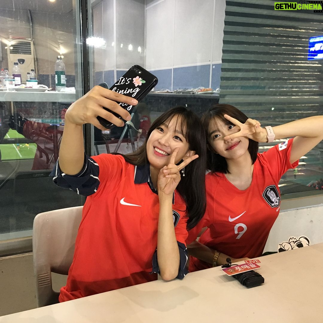 Kim So-hye - 109.5K Likes - 첫 축구 관전 ⚽️
대한민국 국가대표 짱짱👍💕 #멋진경기#멋진선수분들 #멋진배라버니 #예쁜시은언니 #배라버니가 선물해준 #유니폼 #뒤엔PengD#짱좋아
