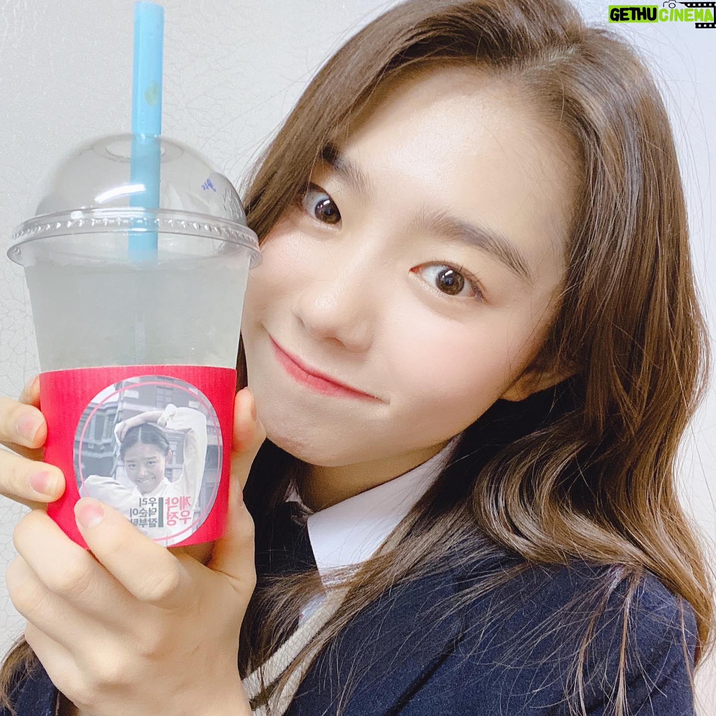 Kim So-hye - 67.5K Likes - 깜짝 커피차라니ㅜㅜㅜㅜㅜㅜㅜ
황승기 감독님 감사합니다!
PS. 덕순이 이제 학교도 댕기구
글도 잘 써유🥺 더 열심히 할게유😋꼭!