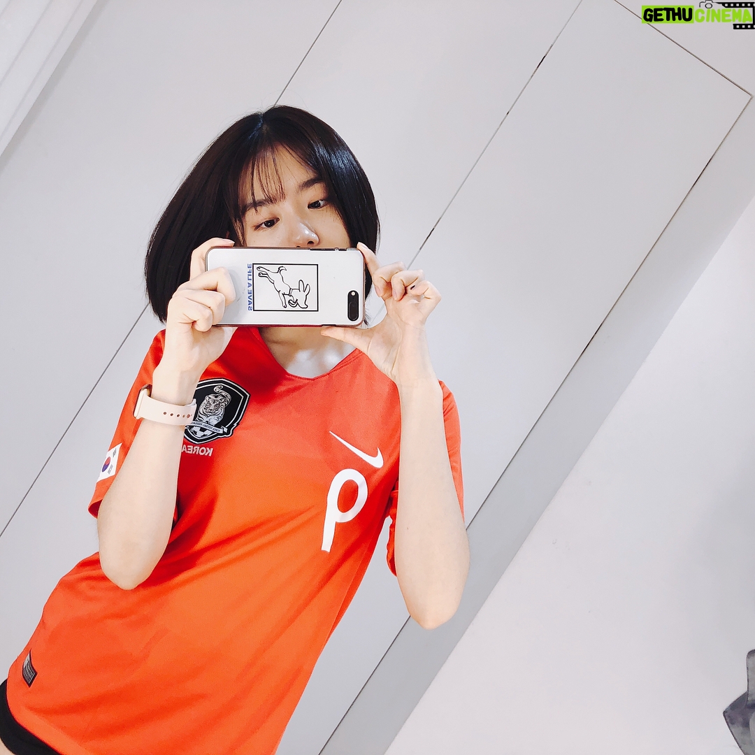 Kim So-hye - 109.5K Likes - 첫 축구 관전 ⚽️
대한민국 국가대표 짱짱👍💕 #멋진경기#멋진선수분들 #멋진배라버니 #예쁜시은언니 #배라버니가 선물해준 #유니폼 #뒤엔PengD#짱좋아