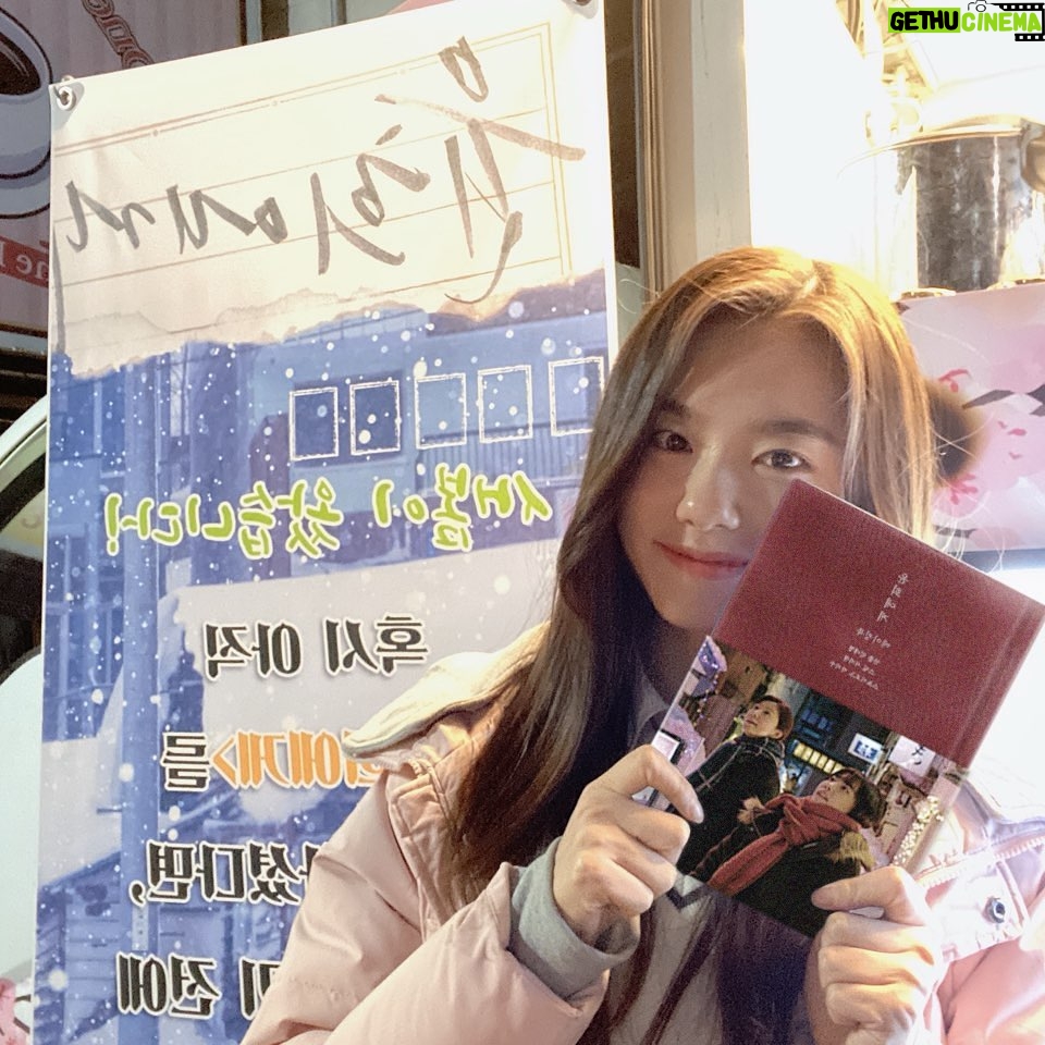 Kim So-hye - 70.2K Likes - 임대형 감독님 박두희 대표님 따뜻한 새봄에 응원해주셔서 감사합니다🌸
PS.새봄이 필름 카메라 장만했어요📸🧐
마지막회도 파이팅!!🐥❤️