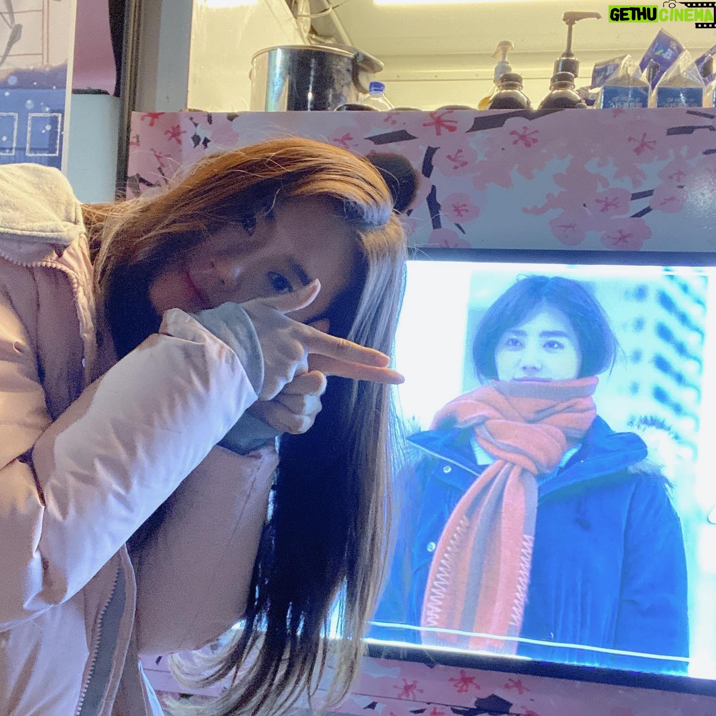 Kim So-hye - 70.2K Likes - 임대형 감독님 박두희 대표님 따뜻한 새봄에 응원해주셔서 감사합니다🌸
PS.새봄이 필름 카메라 장만했어요📸🧐
마지막회도 파이팅!!🐥❤️