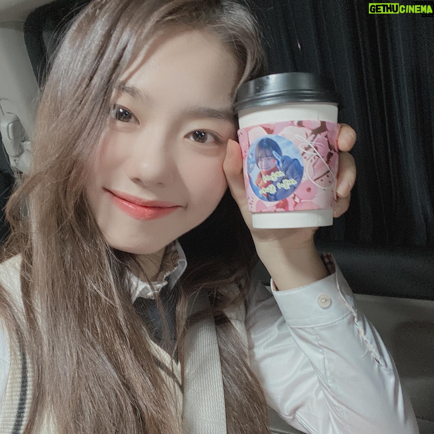Kim So-hye - 70.2K Likes - 임대형 감독님 박두희 대표님 따뜻한 새봄에 응원해주셔서 감사합니다🌸
PS.새봄이 필름 카메라 장만했어요📸🧐
마지막회도 파이팅!!🐥❤️