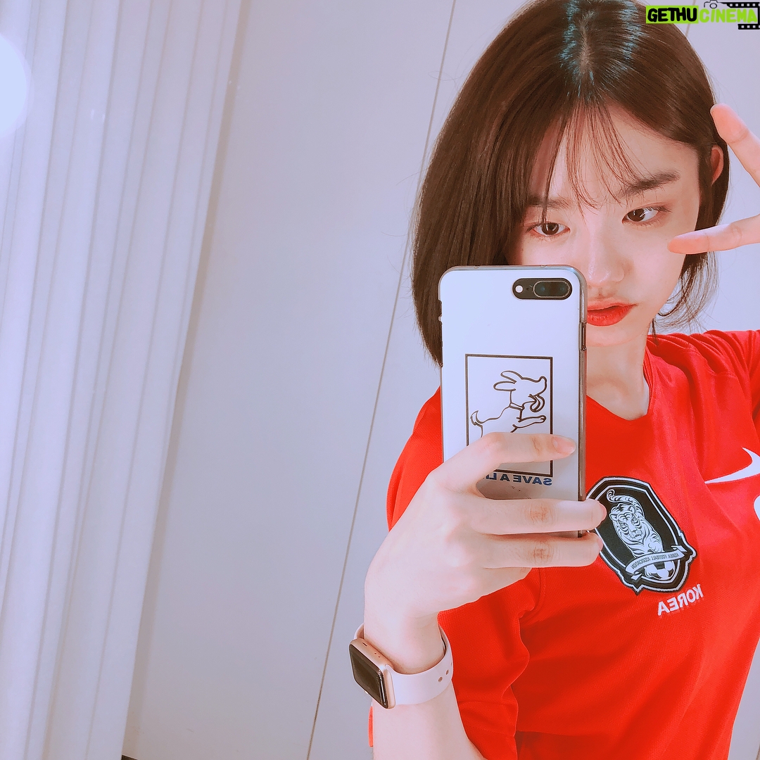 Kim So-hye - 109.5K Likes - 첫 축구 관전 ⚽️
대한민국 국가대표 짱짱👍💕 #멋진경기#멋진선수분들 #멋진배라버니 #예쁜시은언니 #배라버니가 선물해준 #유니폼 #뒤엔PengD#짱좋아