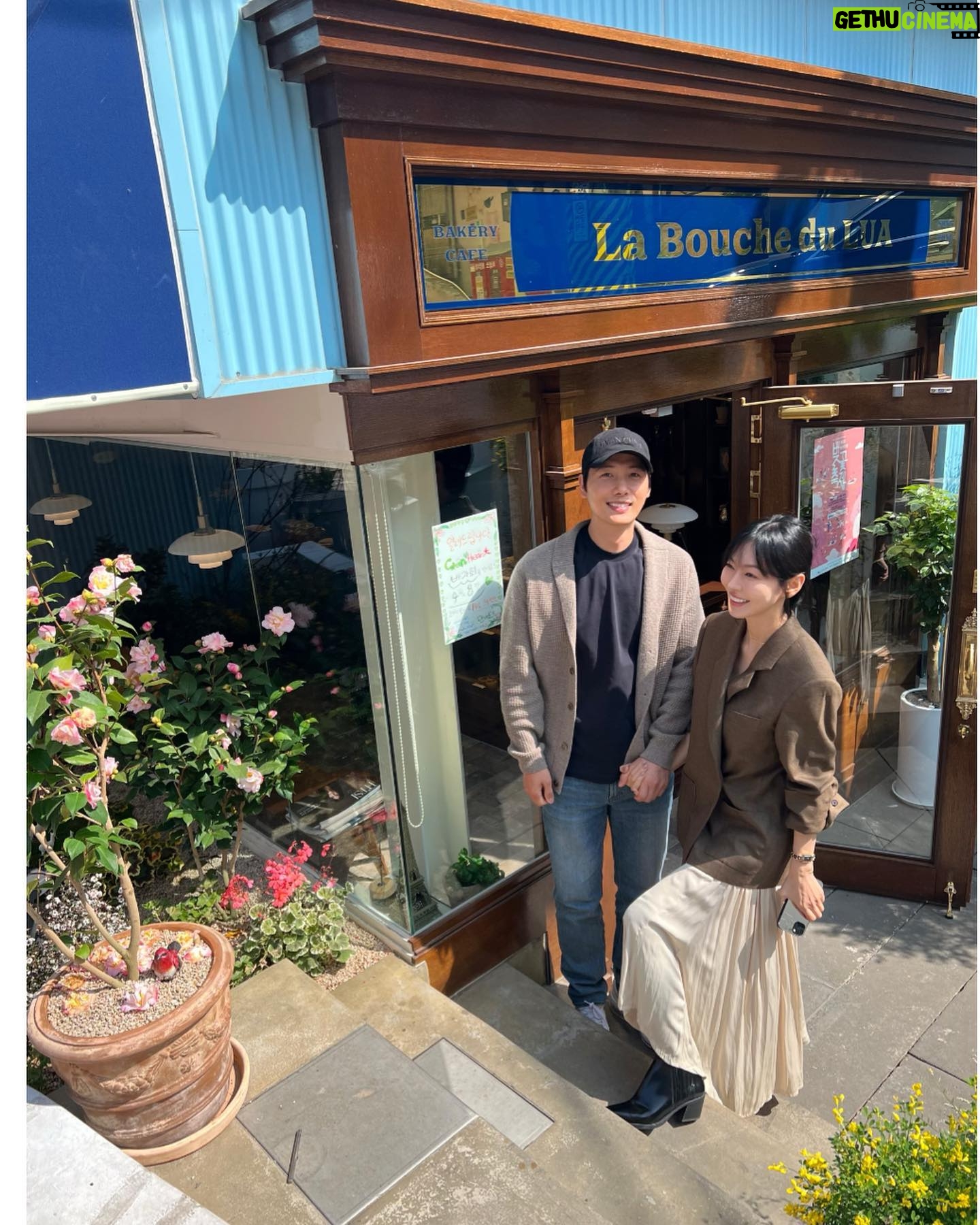 Kim So-yeon Instagram - #라부슈뒤루아 #루아베이커리 정말 행복한 시간🌸🌿🤍 *최고의 디바 바다 @bada0228 💙🦋 *루아아빠의 정성이 담긴 베이커리 @labouchedulua_official 🥐👍 *바로 옆 뚝방길 벚꽃까지🌸