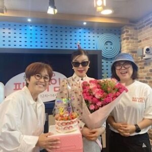 Kim Sook Instagram - 아마도 2002년이였나?? 암튼 그때쯤 촤화정의 파워타임 첫 출연을 했던것 같아요..그리고 오랫동안 고정출연을 하고... 세월이 흘러 촤파타 마지막주를 함께하고 왔습니다. 중간중간 울컥했지만 우린 끝까지  웃으면서 헤어졌어요!! 잘 참아낸 화정,은이, 나 자신에게 박수를 보내며.. 수고하셨습니다.그리고 나의 힘든시간을 함께해줘서 고마웠어요~