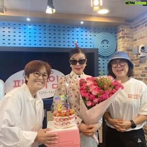 Kim Sook - 12.6K Likes - 아마도 2002년이였나?? 암튼 그때쯤 촤화정의 파워타임 첫 출연을 했던것 같아요..그리고 오랫동안 고정출연을 하고... 세월이 흘러 촤파타 마지막주를 함께하고 왔습니다. 중간중간 울컥했지만 우린 끝까지 웃으면서 헤어졌어요!! 잘 참아낸 화정,은이, 나 자신에게 박수를 보내며.. 수고하셨습니다.그리고 나의 힘든시간을 함께해줘서 고마웠어요~