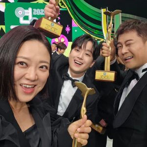 Kim Sook Instagram - 연예대상이 잘 마무리가 되었습니다^^
올해의 예능인상을 받았어요~~ 우수상 #주우재 최우수상 #홍진경 #이찬원 #올해의예능인상 전현무 수상하신분들 모두모두 축하드립니다^^
그리고 홍김동전을 응원하러온 친구들 고마워요^^ 편지는 잘 전달 됐어요~