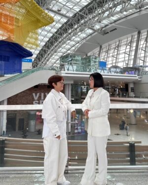 Kim Sook Instagram - 이번엔 어디서 누굴 만나볼까??
#송대표 & #김이사 #토크백 곧 찾아갑니다~~