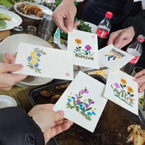 Kim Sook Instagram - 연예대상이 잘 마무리가 되었습니다^^
올해의 예능인상을 받았어요~~ 우수상 #주우재 최우수상 #홍진경 #이찬원 #올해의예능인상 전현무 수상하신분들 모두모두 축하드립니다^^
그리고 홍김동전을 응원하러온 친구들 고마워요^^ 편지는 잘 전달 됐어요~