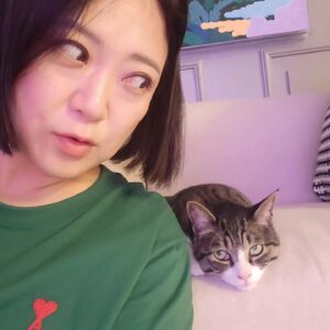 Kim Sook Instagram - 산책이 짧았나?? 이제 내려야되는데...
다시 나가자고 눈치를 주는거 같지만..... 난 체력이 읎다~~ #삐친냥