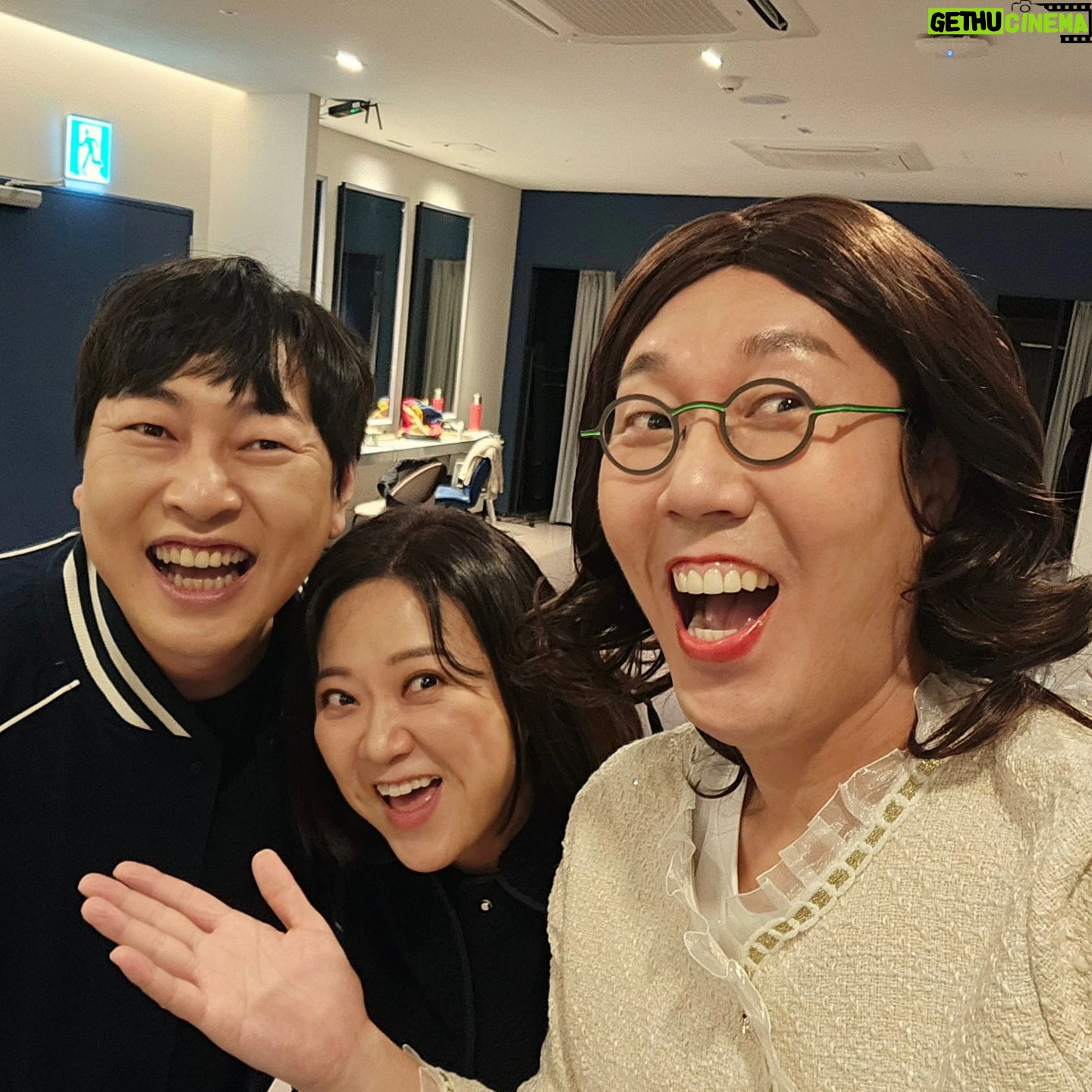 Kim Sook Instagram - 참 ~~ 반가워~~ 그런 사람있죠?? 만나면 반가운 사람!! 굳이 따로 보지 않아도 멀리서 응원하게 되는.... 아니 멀리서 응원하면 더 좋은...아..말로 표현이 안되잖아..뭔말인지 알죠??