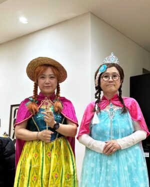 Kim Sook Instagram - Do you want to build a snowman?
비보라이브 보신분?????? 아쉽게 놓친분들을 위해 사진 올립니다^^ 시간빼서 직접와주신 땡땡이^^ 꽃도 너무 감사하고 감자스프도 너무 맛있게 먹었어요~~
