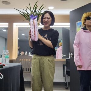 Kim Sook Instagram - 송은이 외계인설!!! 전설의 결혼식하객을 만나다....
(Feat 찬원이가 보내준 난 )