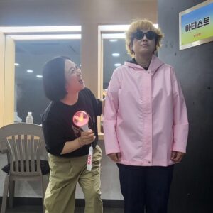 Kim Sook Instagram - 송은이 외계인설!!! 전설의 결혼식하객을 만나다....
(Feat 찬원이가 보내준 난 )