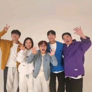 Kim Sook Instagram - 옥탑방의 문제아들 !! 아싑게도 사진을 많이 안찍었구나.사진첩에 이것뿐이라니..ㅜ.ㅜ 7년동안 출연해주신 모든 분들과 스텝과 제작진 피디님들 작가님들 너무 고생하셨어요^^ 그동안 옥탑방을 사랑해 주셔서 너무 너무 감사합니다!!
#김용만 @saru337 송은이 #김종국 #정형돈 #민경훈 @mee_woon_sanae 이찬원 함께해서 너무 즐거웠네~~