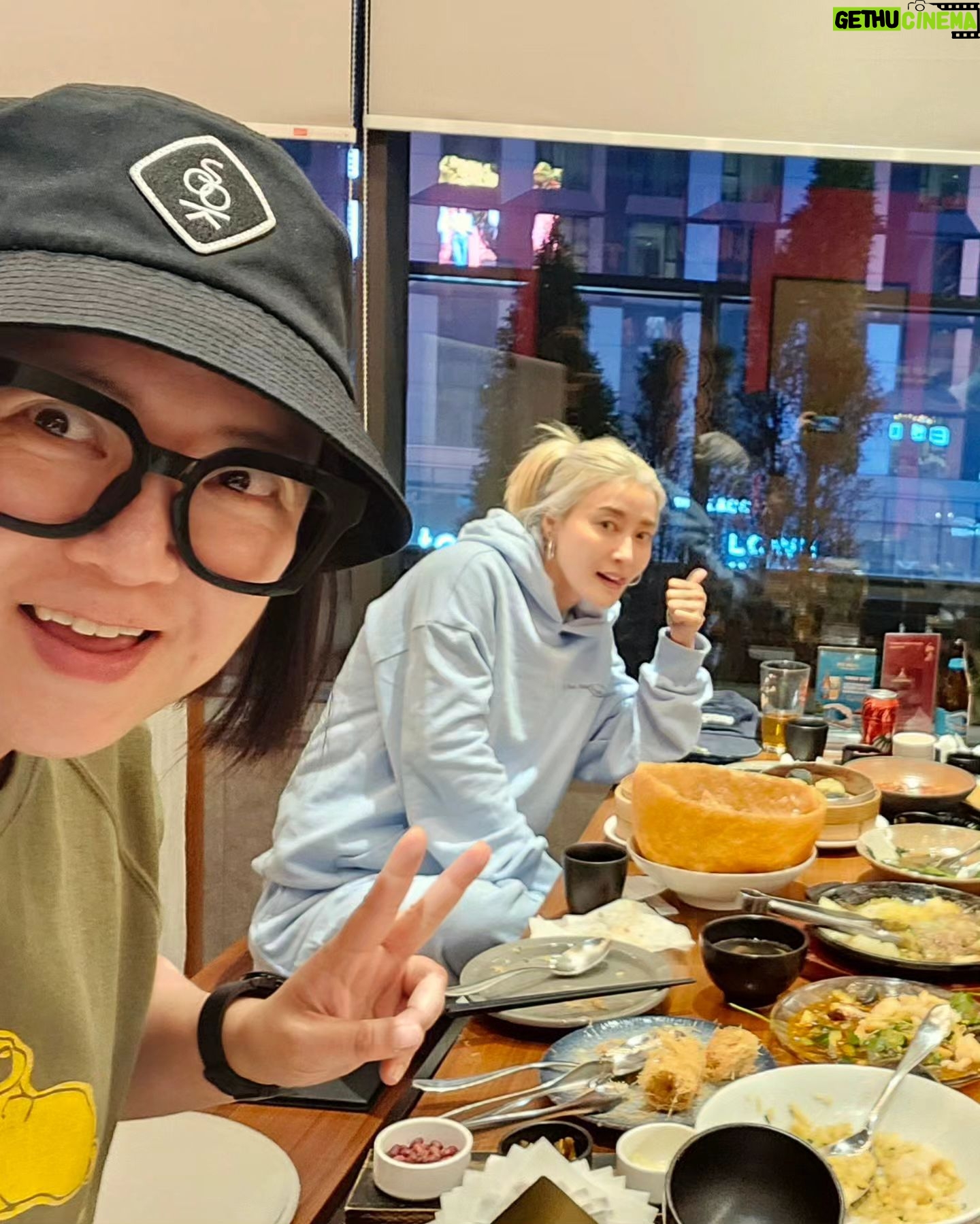 Kim Sook Instagram - 밥모임 멤버 어때요?? 소식좌 대식좌 걸그룹 개그우먼 종합선물세트같은.. @iam_still_beautiful @saru337 @daraxxi @jeaworld #산다라박 #황보 #송은이 #제아 #박소현 #신기루 @ruruvely