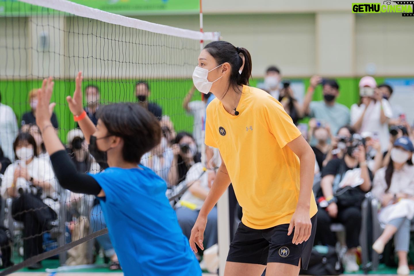 Kim Yeon-koung Instagram - 안녕하세요. 배구 선수 김연경 입니다. 2017년에 시작한 유소년 배구 대회가 2019년 태풍과 이후 코로나로 인한 긴 공백기를 깨고 어제 개최를 하였습니다. 제가 유소년 육성과 발전에 관심이 많아 이 행사에 대한 애정이 더욱 큽니다. 긴 공백기가 있었음에도 불구하고 많은 학생들과 팬분들이 자리를 채워주셔서 감사합니다. 유소년들이 우리나라 체육의 미래 인재들인 만큼 앞으로도 많은 관심과 응원 부탁드립니다. 마지막으로 클래스를 위해 고생해주신 안산시를 포함한 모든 관계자 여러분께 다시 한 번 감사의 말씀을 드립니다. 감사합니다. Hello! This is Yeon-koung Kim. After a long break due to the typhoon and Covid-19 in 2019, the Youth Volleyball Tournament, held from 2017, has finally kicked off yesterday. As a person who has great interest in youth development, this tournament is very meaningful to me. Despite the long break, I would like to thank the students and fans who visited the volleyball court. Also, as the youth are the future to Korea’s elite sports, I ask for your continuous love and support for them. Last but not least, I would like to give special thanks to all the persons concerned, including Ansan City officials, who helped make this happen. Thank you. #김연경유소년배구대회 #kimyeonkoungyouthvolleyballtournament