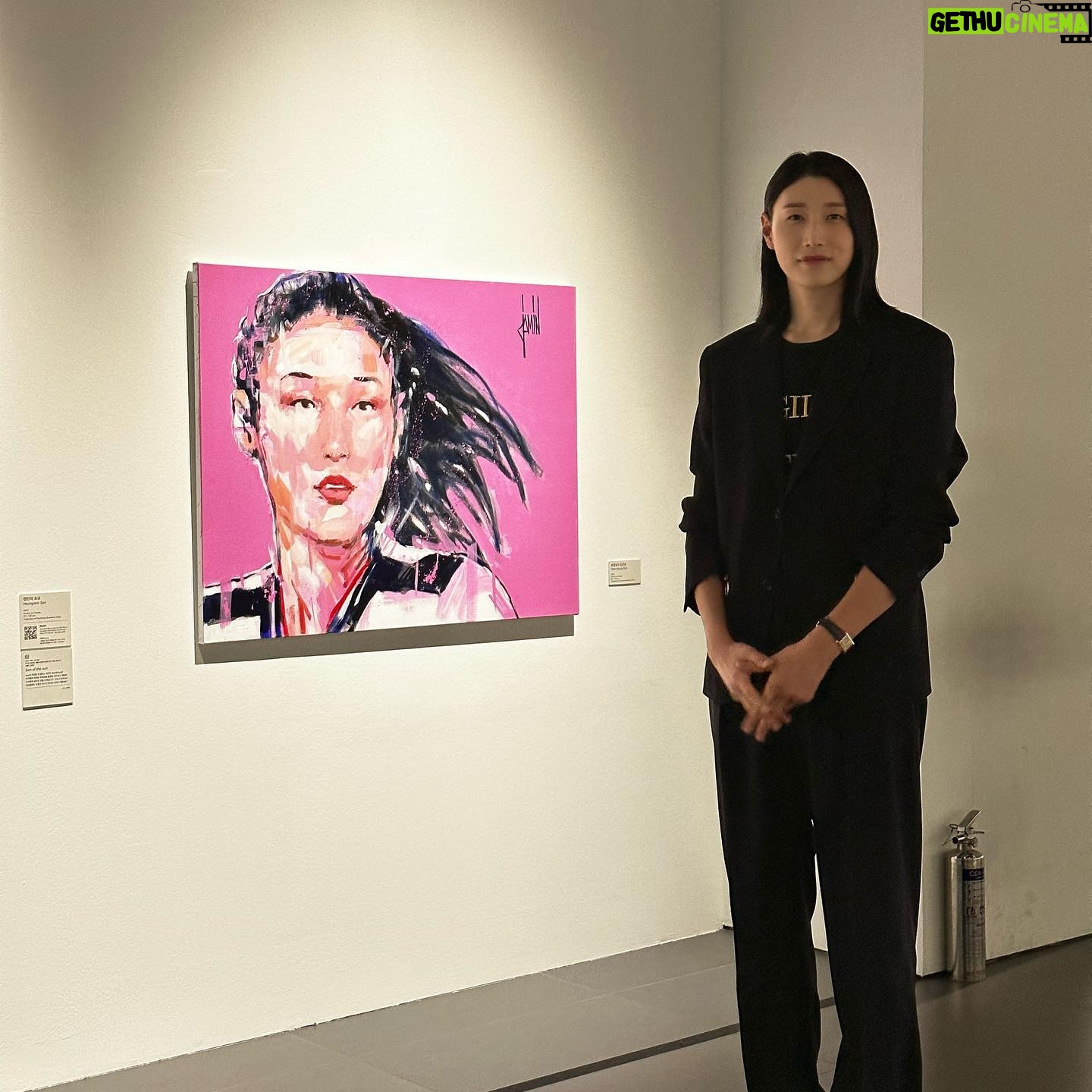 Kim Yeon-koung Instagram - Thank you for the portrait. It is an honor to be part of the exhibition π¨π»βπ¨π¨ #davidjamin #λ€λΉλμλ§Ή