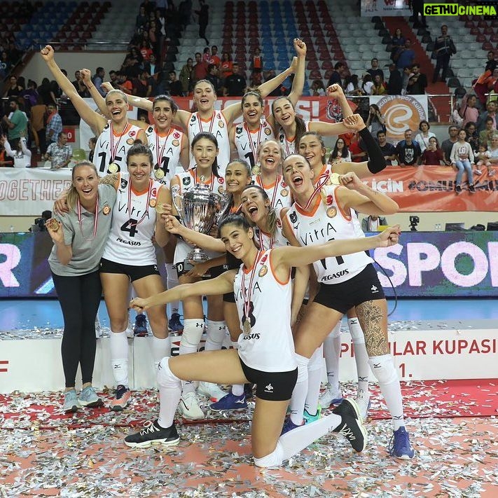 Kim Yeon-koung Instagram - Spor Toto champions cup Champion🧡🖤🏆🥇
