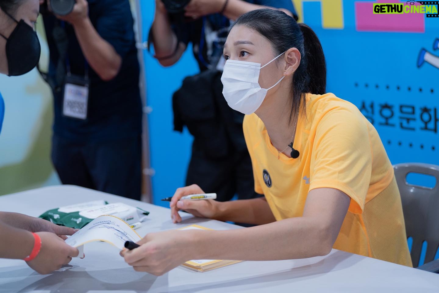 Kim Yeon-koung Instagram - 안녕하세요. 배구 선수 김연경 입니다. 2017년에 시작한 유소년 배구 대회가 2019년 태풍과 이후 코로나로 인한 긴 공백기를 깨고 어제 개최를 하였습니다. 제가 유소년 육성과 발전에 관심이 많아 이 행사에 대한 애정이 더욱 큽니다. 긴 공백기가 있었음에도 불구하고 많은 학생들과 팬분들이 자리를 채워주셔서 감사합니다. 유소년들이 우리나라 체육의 미래 인재들인 만큼 앞으로도 많은 관심과 응원 부탁드립니다. 마지막으로 클래스를 위해 고생해주신 안산시를 포함한 모든 관계자 여러분께 다시 한 번 감사의 말씀을 드립니다. 감사합니다. Hello! This is Yeon-koung Kim. After a long break due to the typhoon and Covid-19 in 2019, the Youth Volleyball Tournament, held from 2017, has finally kicked off yesterday. As a person who has great interest in youth development, this tournament is very meaningful to me. Despite the long break, I would like to thank the students and fans who visited the volleyball court. Also, as the youth are the future to Korea’s elite sports, I ask for your continuous love and support for them. Last but not least, I would like to give special thanks to all the persons concerned, including Ansan City officials, who helped make this happen. Thank you. #김연경유소년배구대회 #kimyeonkoungyouthvolleyballtournament