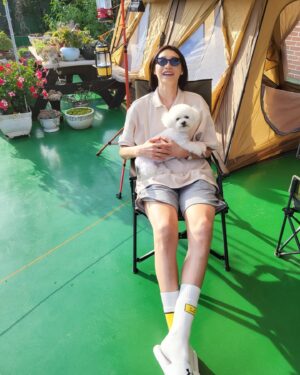 Kim Yeon-koung Instagram - 우리 집 막내 잭슨이 🐶 
#우리집옥상 #캠핑 #즐추