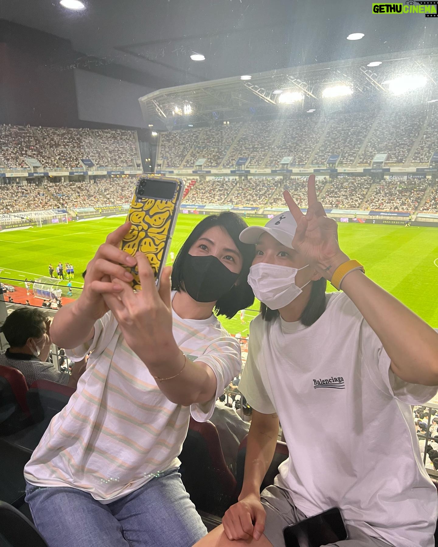 Kim Yeon-koung Instagram - 쿠팡플레이 초대해주셔서 감사합니다 💚⚽️ #coupangplay #tottenham #sevilla