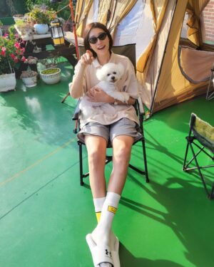 Kim Yeon-koung Instagram - 우리 집 막내 잭슨이 🐶 
#우리집옥상 #캠핑 #즐추