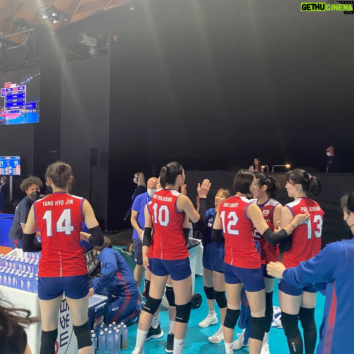 Kim Yeon-koung - 207.1K Likes - 힘든 시간 함께 했던 선수들 감사합니다.
비록 끝까지 함께 하지 못하지만 못 가는 선수들 몫까지 최선을 다해 열심히 하고 돌아오겠습니다.
#remeber #olympics #roster12