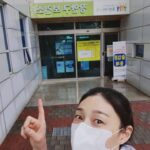 Kim Yeon-koung Instagram - 해외 입국자는 무조건 3일 이내 보건소를 방문하여 코로나 검사를 받아야 한다. 아울러 2주 동안 자가격리를 하면서 어플을 통해 매일 자기진단을 해야 한다. 우리나라는 자가격리를 하는 동안 필요한 물품을 지급해주며, 내가 만든 쓰레기도 수거해 간다. 또한 매일 전화로 자가격리자의 건강상태를 확인하고 정보를 공유해준다. 코로나로 인해 많이 고생하시는 의료진분들, 자영업자분들, 그리고 모든 국민분들 우리 모두 힘내요! 저도 남은 자가격리 기간 동안 성실히 임하겠습니다! TMI) 갑자기 비가 많이 내렸고 난 우산이 없었다. 지나가던 차 한 대가 멈춰 서서 나한테 우산 하나를 건넸다. 쓰고 가시라고 비 많이 온다고. 오랜만에 밖에 나온 나는 그냥 비가 맞고 싶어 정중히 거절했지만 많이 힘든 상황 속에서도 마음만은 정말 따뜻했다. #코로나19 #자가격리 Overseas returnees must visit the health center within three days of arrival to have a coronavirus testing. Then, the person must self-quarantine for two weeks, and conduct a self-quarantine test everyday through an app. During that period, basic supplies are provided by the government, as well as they collect all the trash that was produced from that house. The government agents call in everyday to check on the person’s condition, and share information. Calling out to all the medical team, self-employed business owners, and citizens who suffer from Covid-19. Let’s stay strong and stay safe! I will too stay strong during the rest of the quarantine period. TMI) It suddenly rained a lot today but I didn’t have an umbrella. A car that was passing by stopped, and the person inside handed me an umbrella saying, “It is pouring with rain. Please take this.” I politely declined that person’s offer since I wanted to get rained on. However, the stranger’s kindness warmed my heart for sure #coronavirus #covid #quarantine