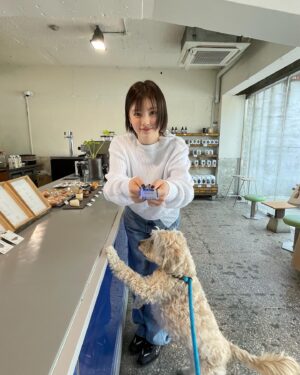 Kim Yong-ji Instagram - 강아지와 함께하는 주말🐶
저녁에는 무조건 구미호뎐 1938 
#구미호뎐1938 

본방사수💞