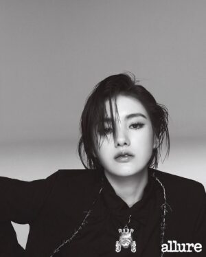 Kim Yong-ji Instagram - 🖤🍇