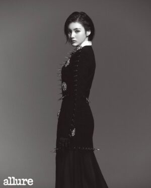 Kim Yong-ji Instagram - 🖤🍇