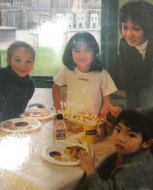 Kimberley Chen Instagram - 終於等不及的30歲🫶🏻
滿滿的幸福，幸運能在這邊活這30年💫
希望可以繼續帶著火爆的心進入接下來這段日子
在這條路上成為自己人的夥伴們我愛你們
1994年的寶貝們衝！